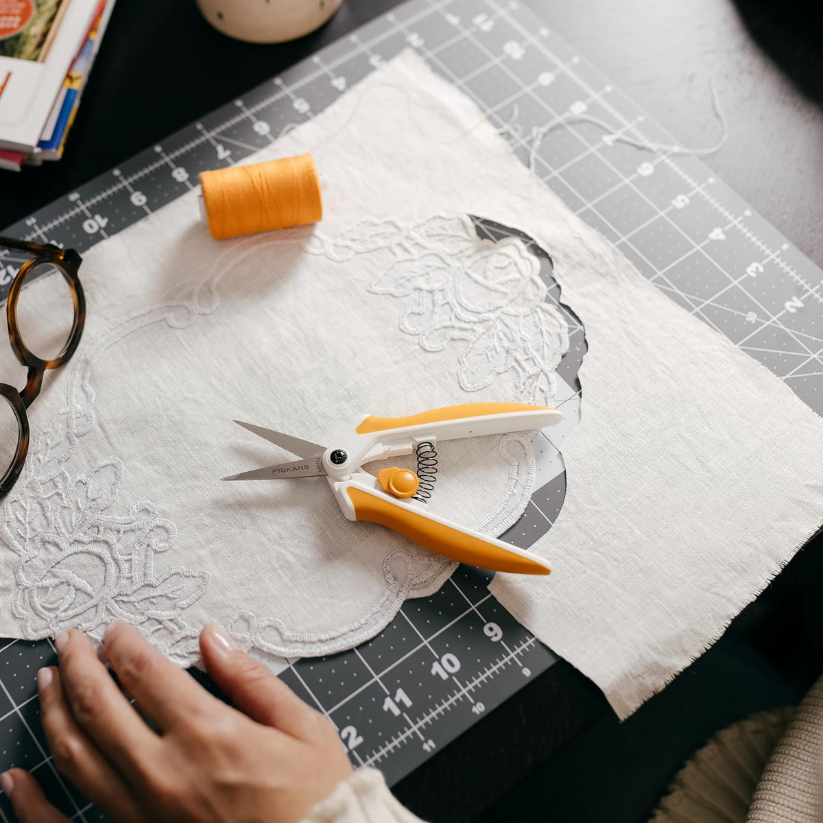 Fiskars Micro-Tip Spring Assisted Scissors, Precision Cutting Stainless Steel Blades, Comfort Handle, Cut Details in Fabric, Sewing Scissors and Arts